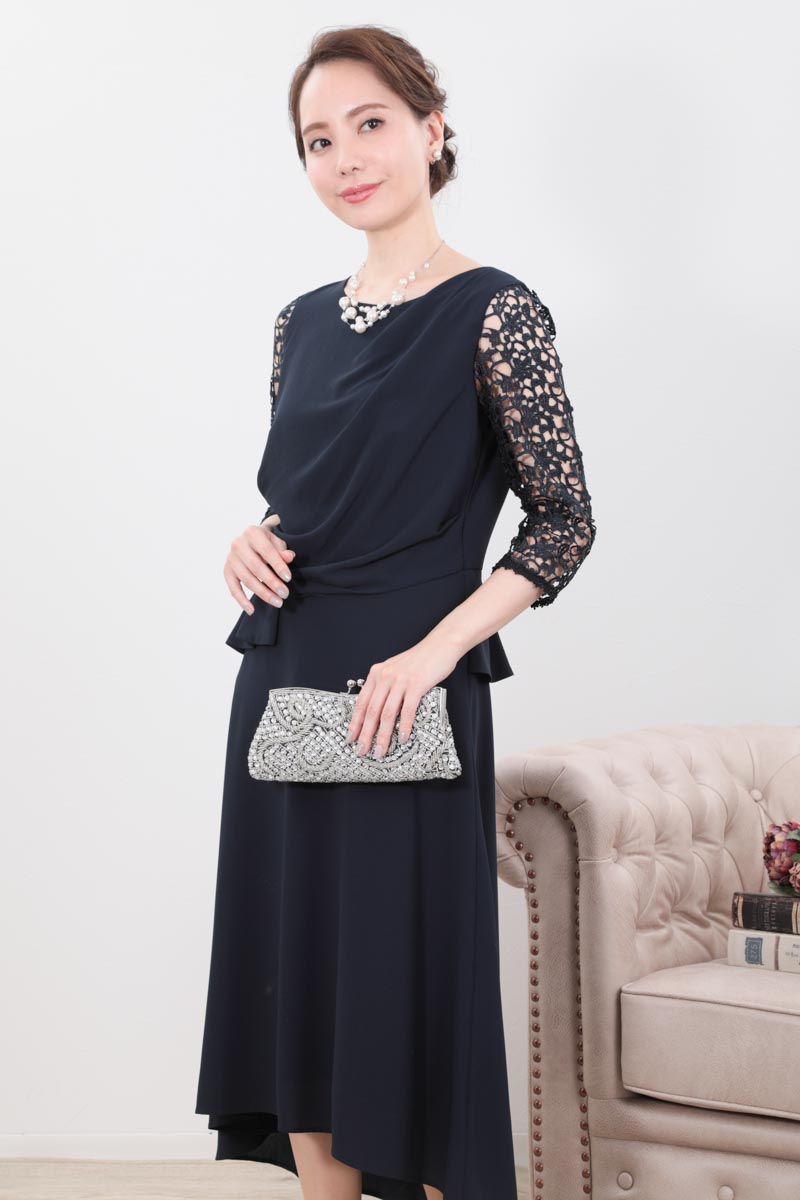 ネイビーのクロシェレース袖ドレープドレス