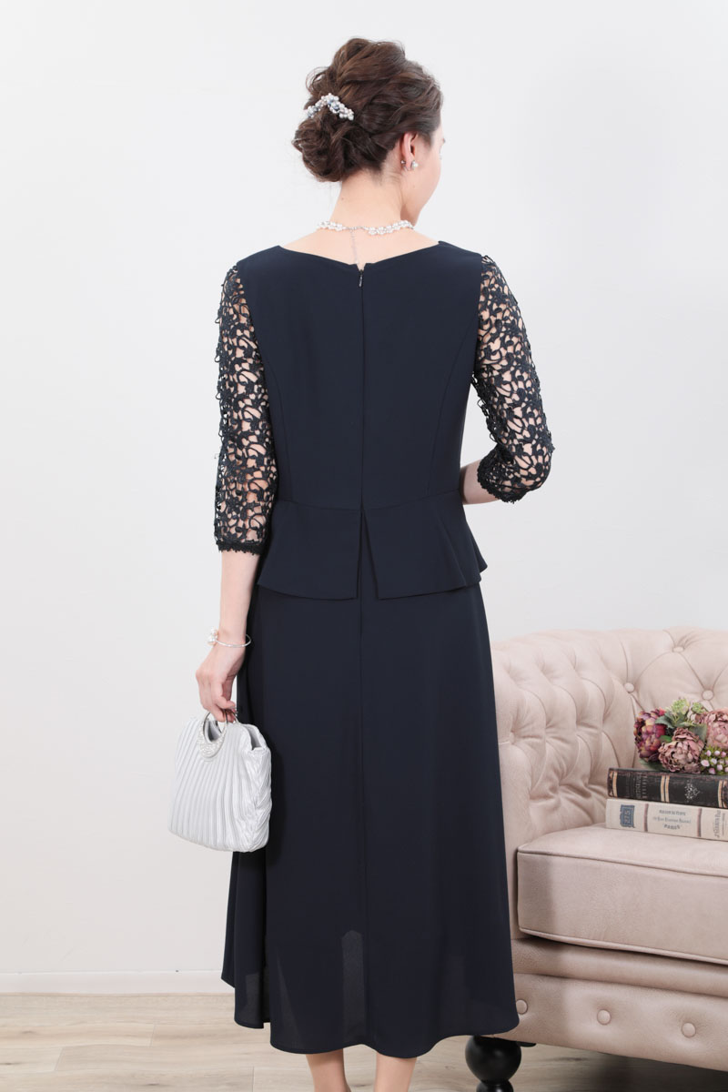 ネイビーのクロシェレース袖ドレープドレス