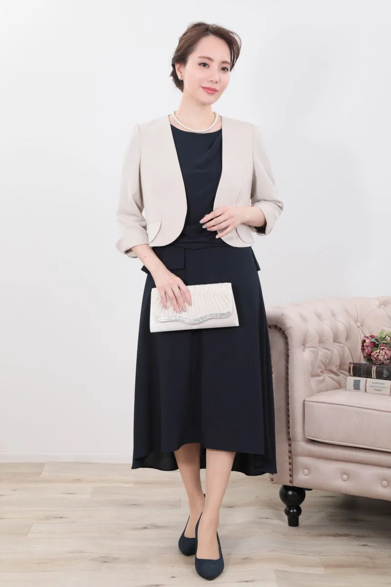 ネイビーのクロシェレース袖ドレープドレス