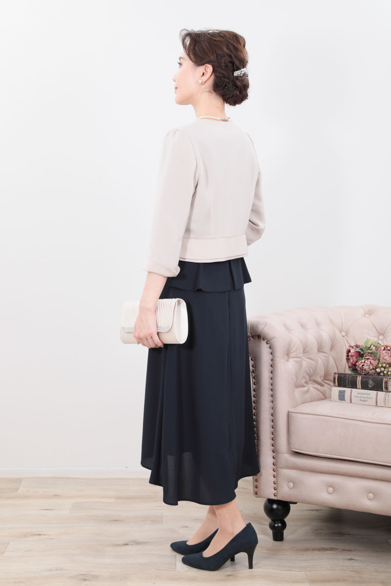 ネイビーのクロシェレース袖ドレープドレス