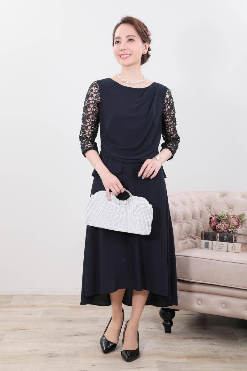ネイビーのクロシェレース袖ドレープドレス