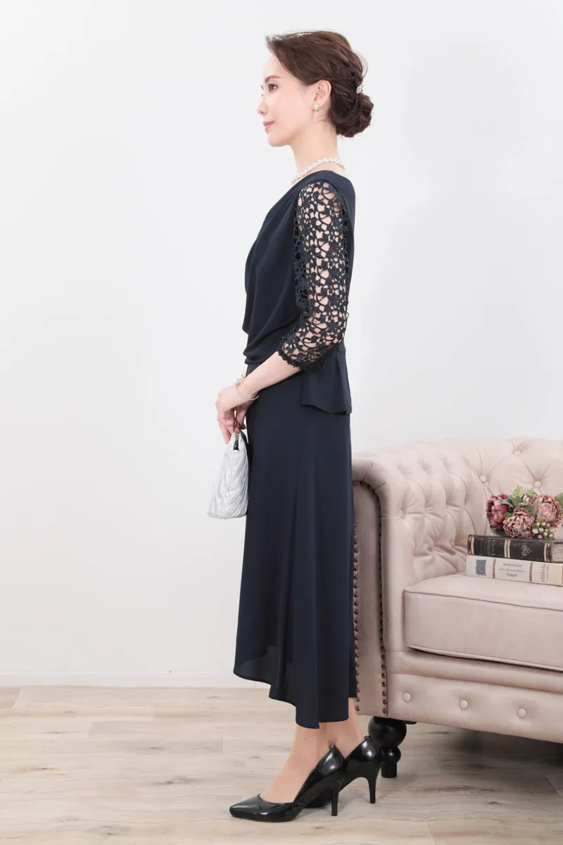 ネイビーのクロシェレース袖ドレープドレス