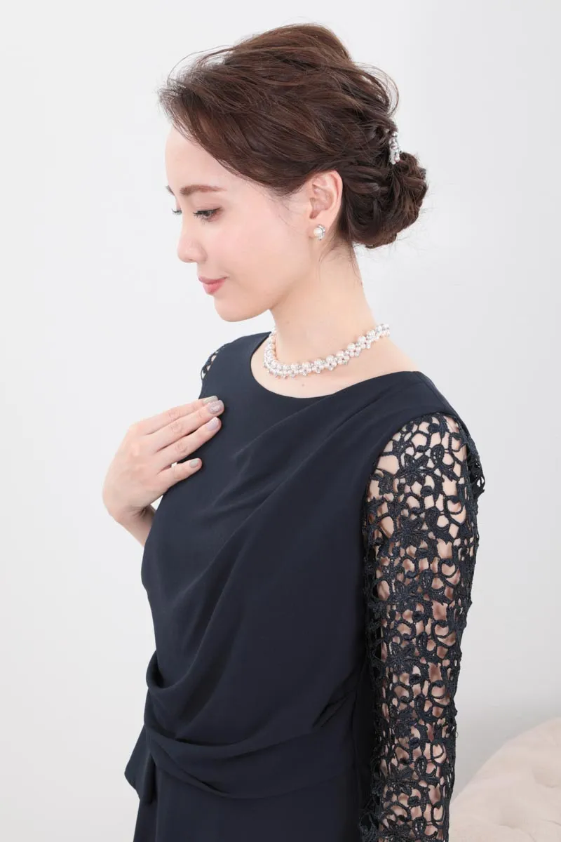 ネイビーのクロシェレース袖ドレープドレス