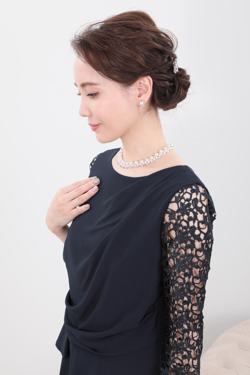 ネイビーのクロシェレース袖ドレープドレス