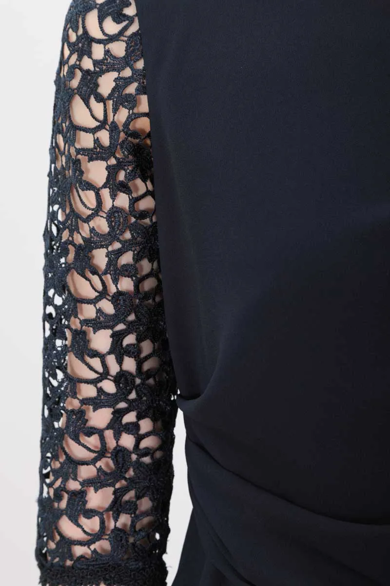 ネイビーのクロシェレース袖ドレープドレス