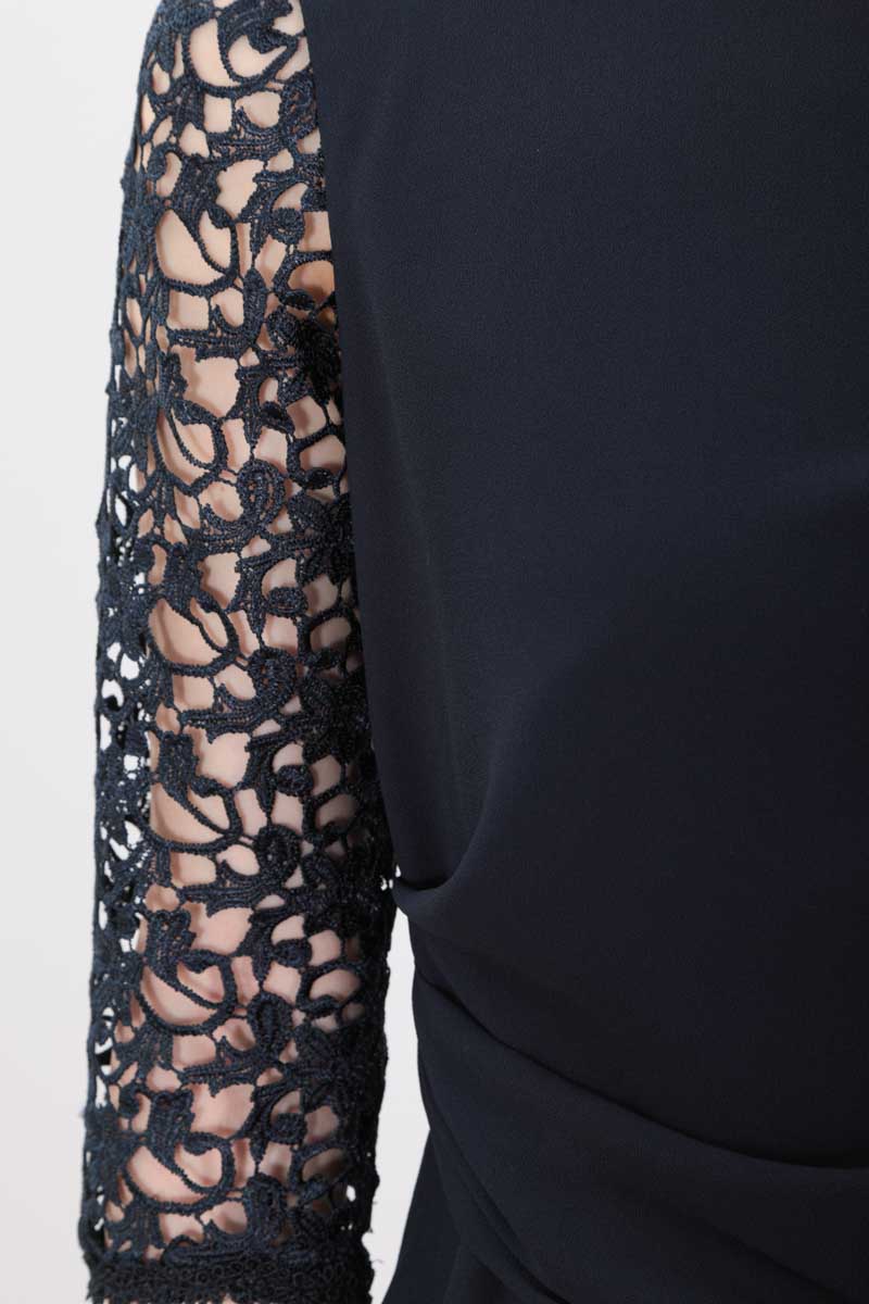 ネイビーのクロシェレース袖ドレープドレス