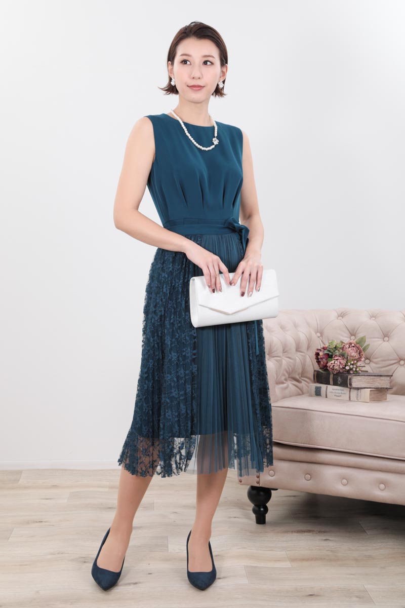 ブルーグリーンのレース巻きスカート付きドレス