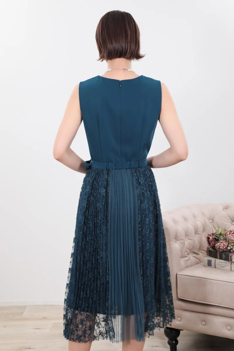 ブルーグリーンのレース巻きスカート付きドレス