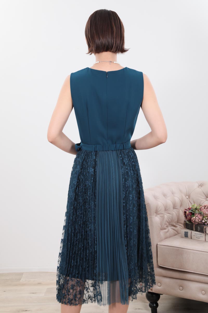 ブルーグリーンのレース巻きスカート付きドレス
