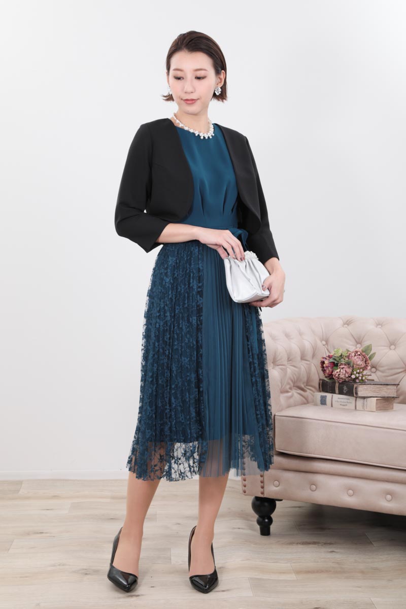 ブルーグリーンのレース巻きスカート付きドレス