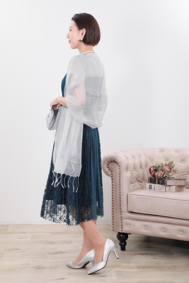 ブルーグリーンのレース巻きスカート付きドレス