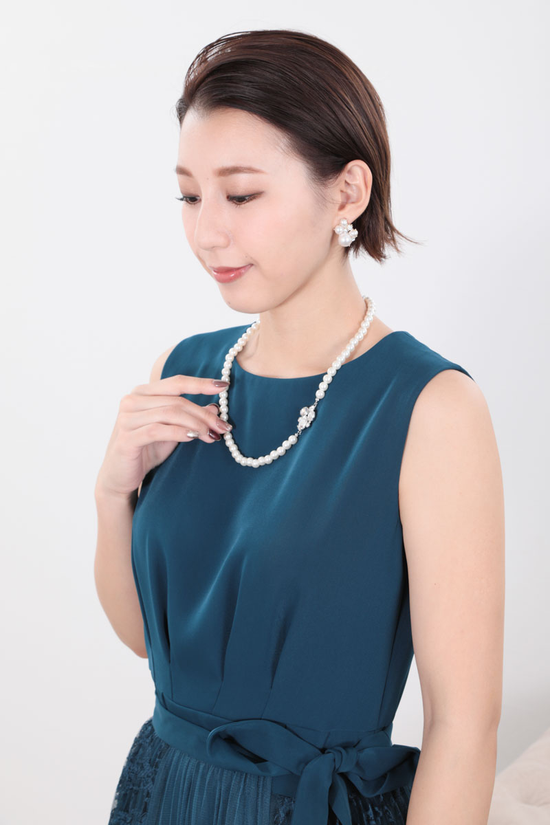 ブルーグリーンのレース巻きスカート付きドレス