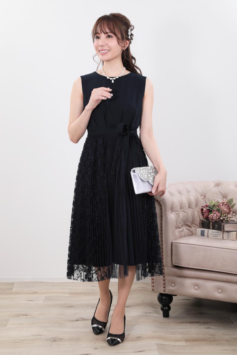 ネイビーのレース巻きスカート付きドレス