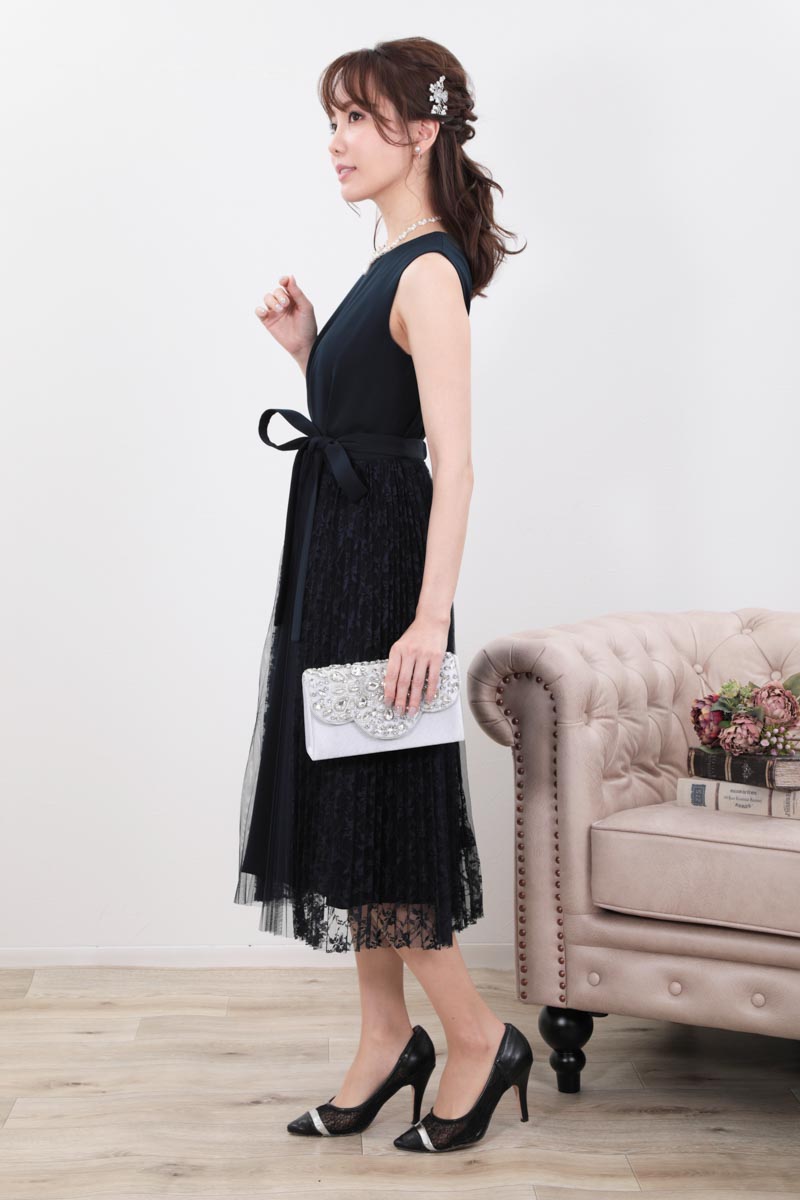 ネイビーのレース巻きスカート付きドレス