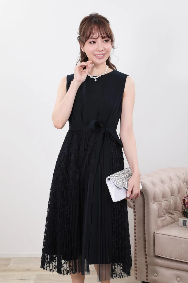 ネイビーのレース巻きスカート付きドレス