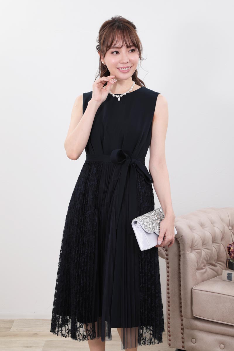 ネイビーのレース巻きスカート付きドレス