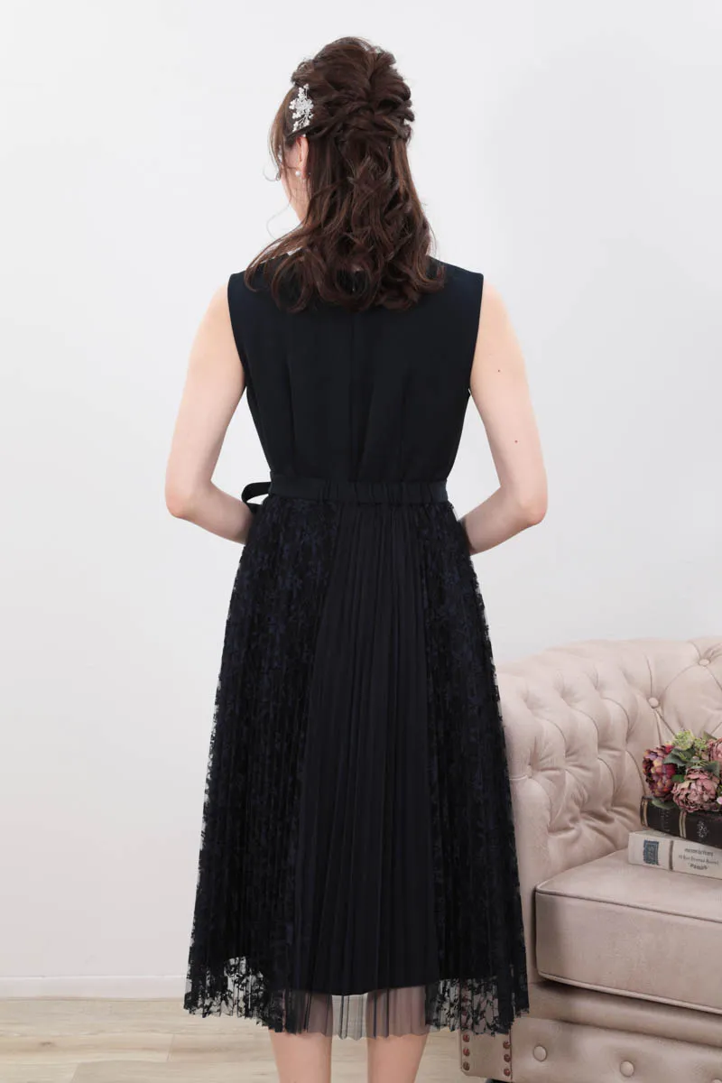 ネイビーのレース巻きスカート付きドレス