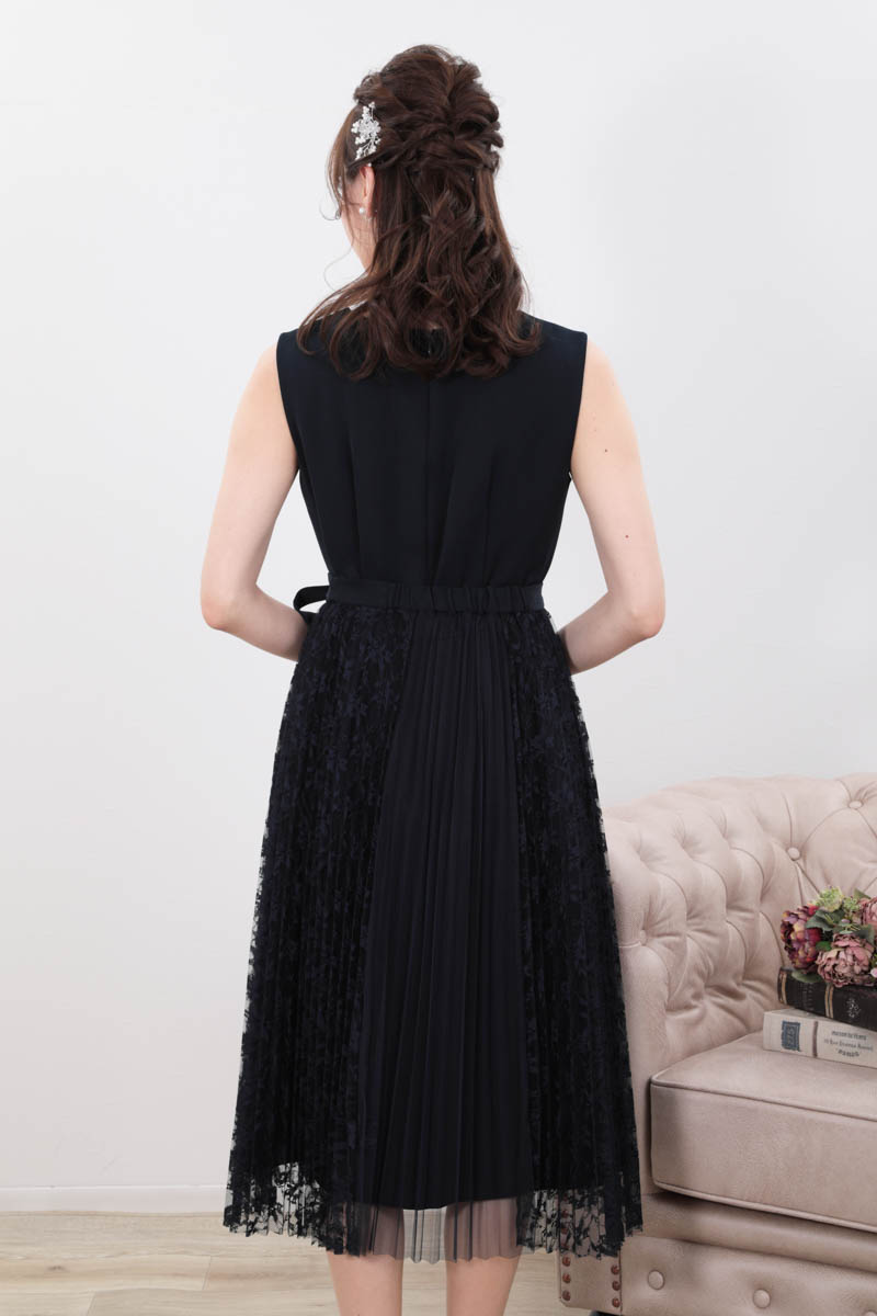 ネイビーのレース巻きスカート付きドレス