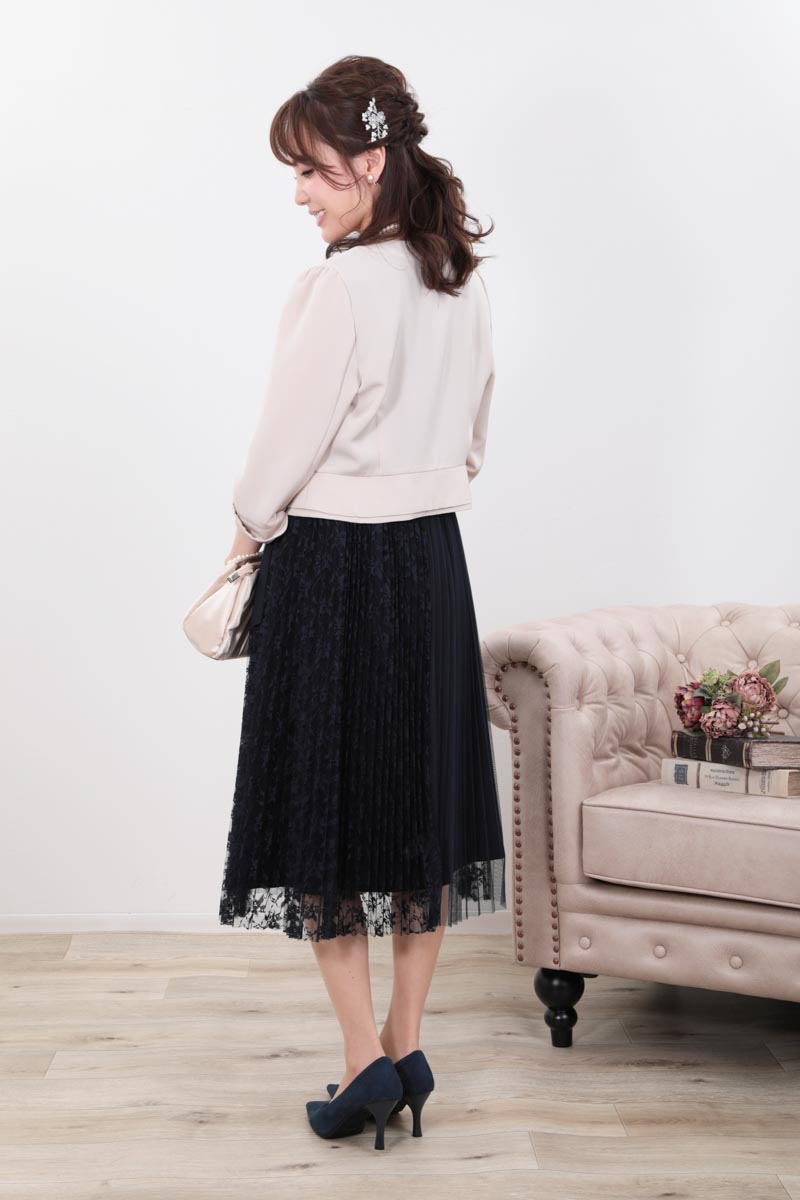 ネイビーのレース巻きスカート付きドレス