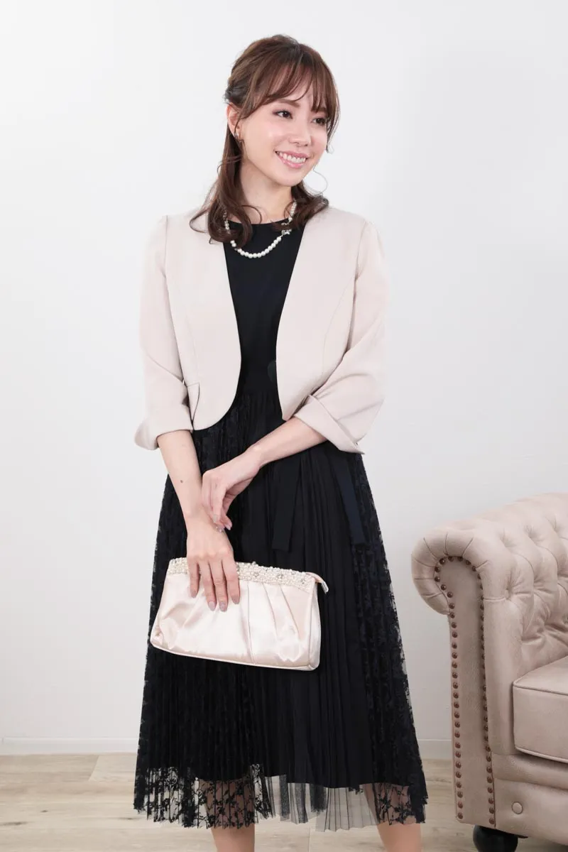 ネイビーのレース巻きスカート付きドレス