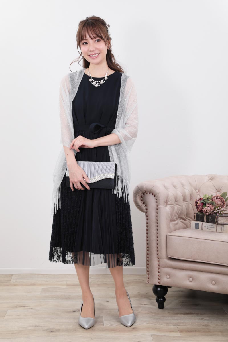 ネイビーのレース巻きスカート付きドレス