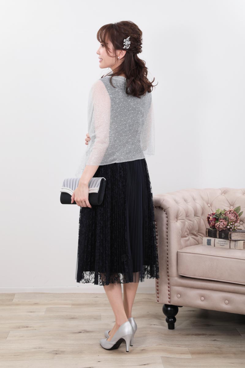 ネイビーのレース巻きスカート付きドレス