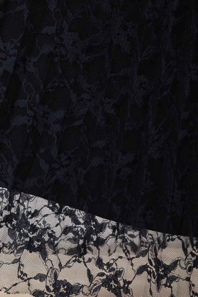 ネイビーのレース巻きスカート付きドレス