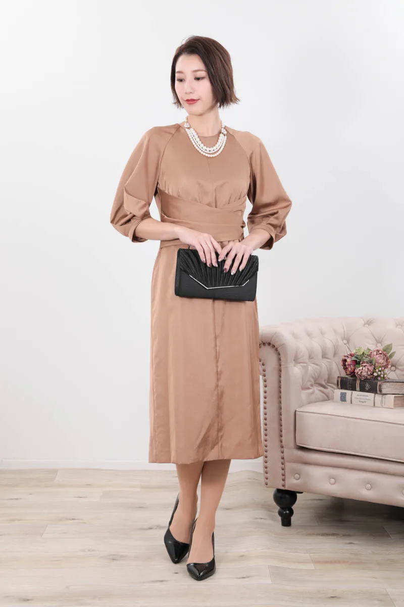 キャメルのウエストマークサテンドレス