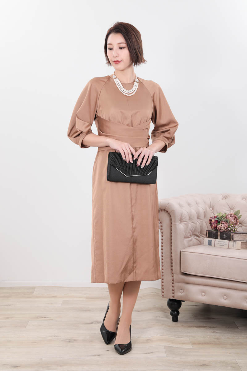 キャメルのウエストマークサテンドレス
