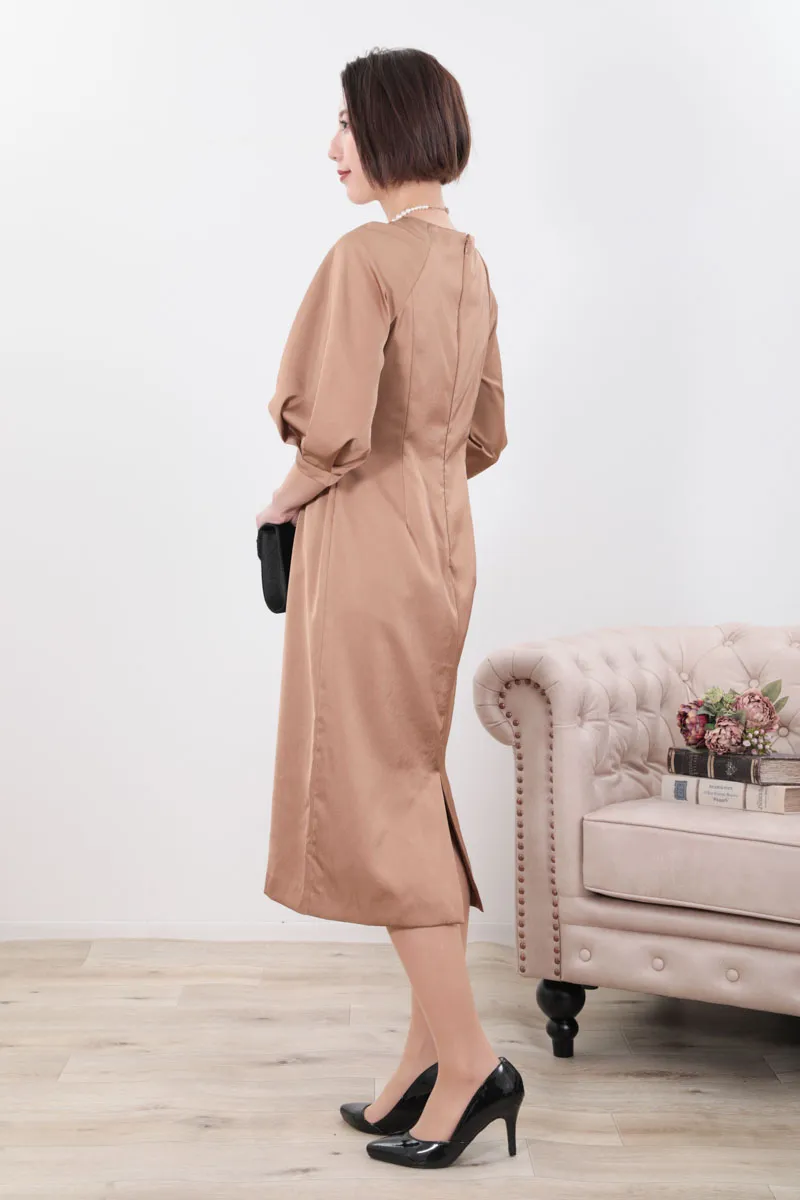 キャメルのウエストマークサテンドレス