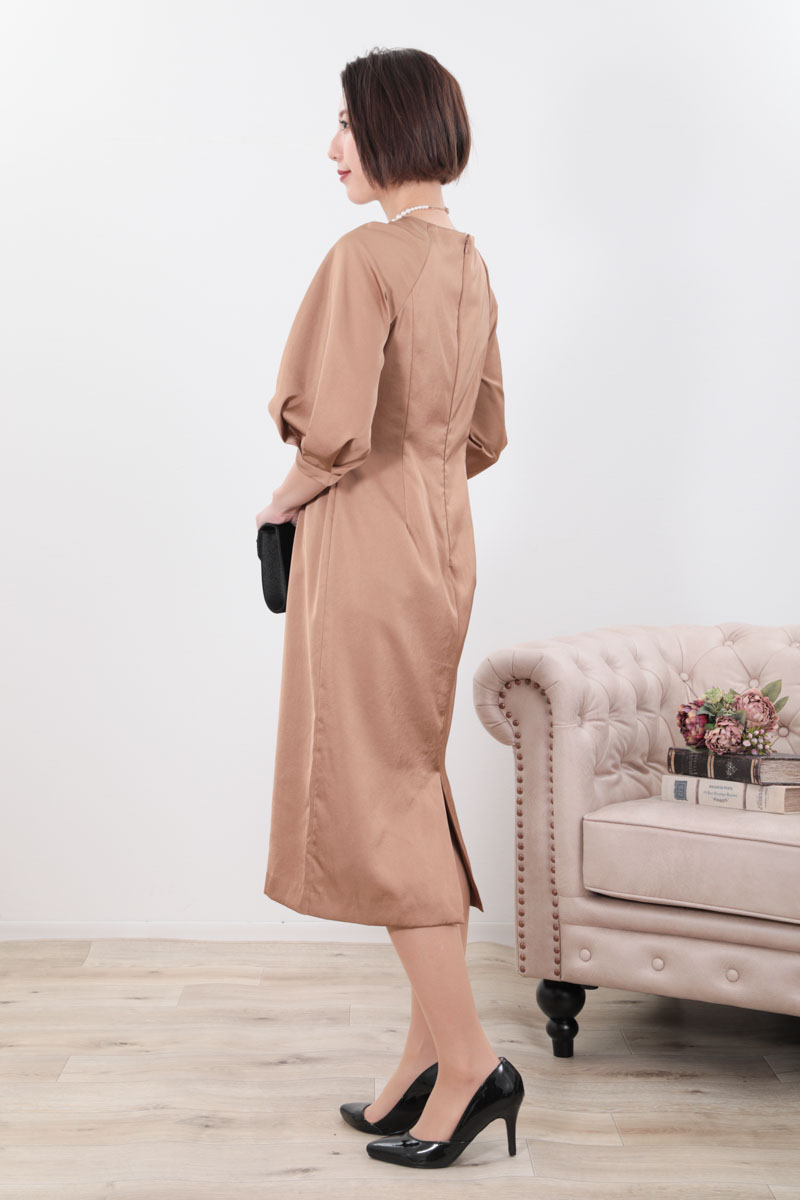 キャメルのウエストマークサテンドレス