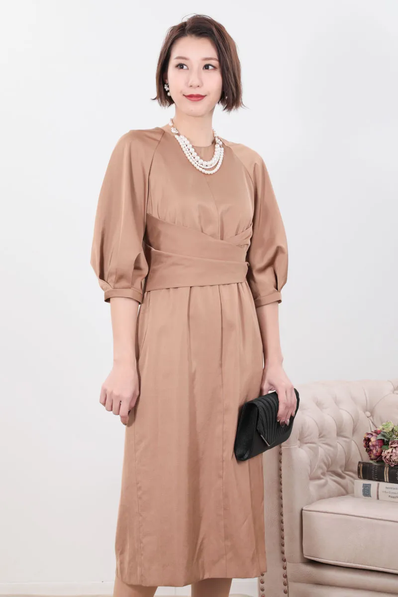キャメルのウエストマークサテンドレス