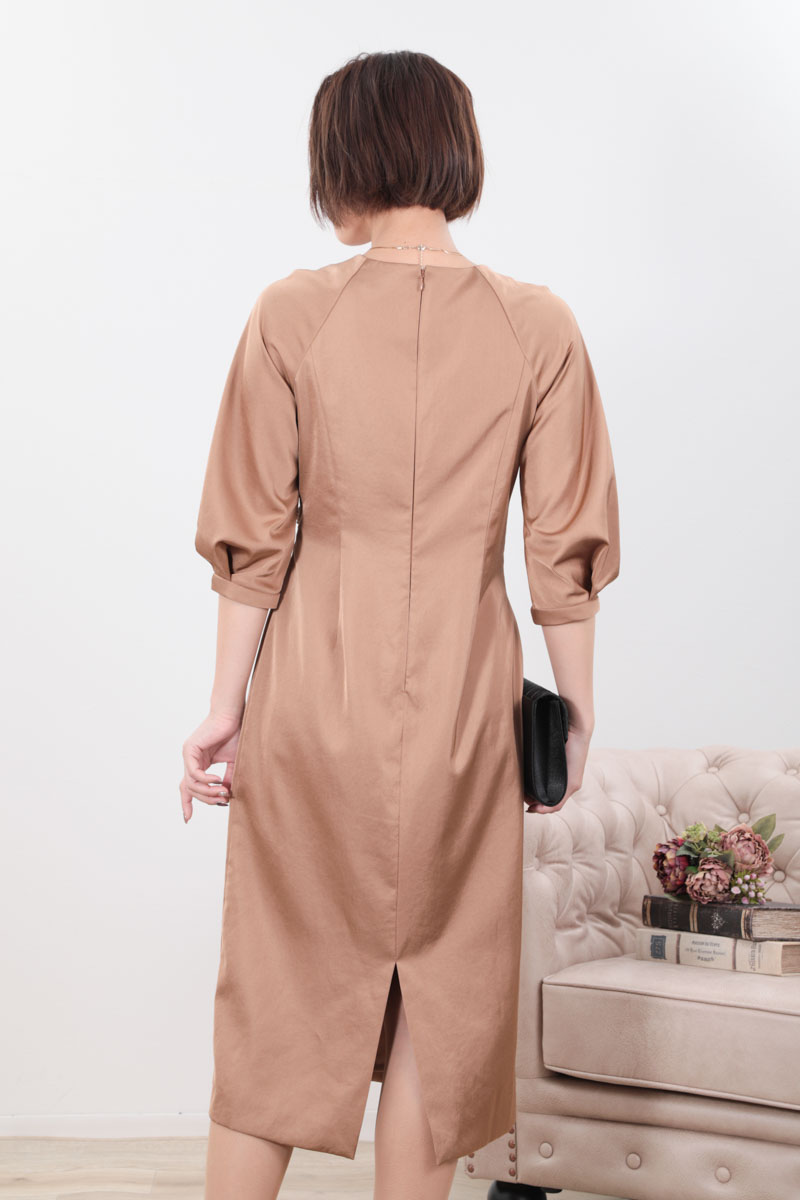 キャメルのウエストマークサテンドレス