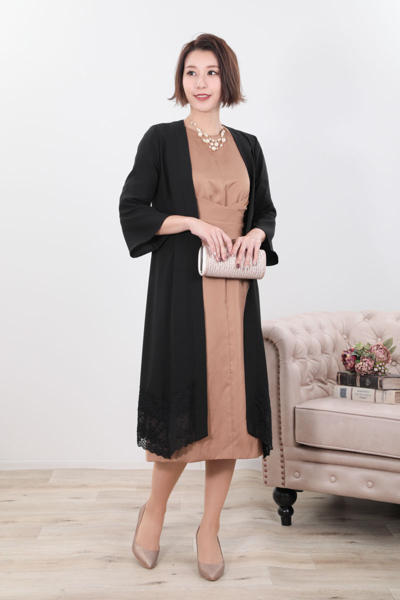 キャメルのウエストマークサテンドレス