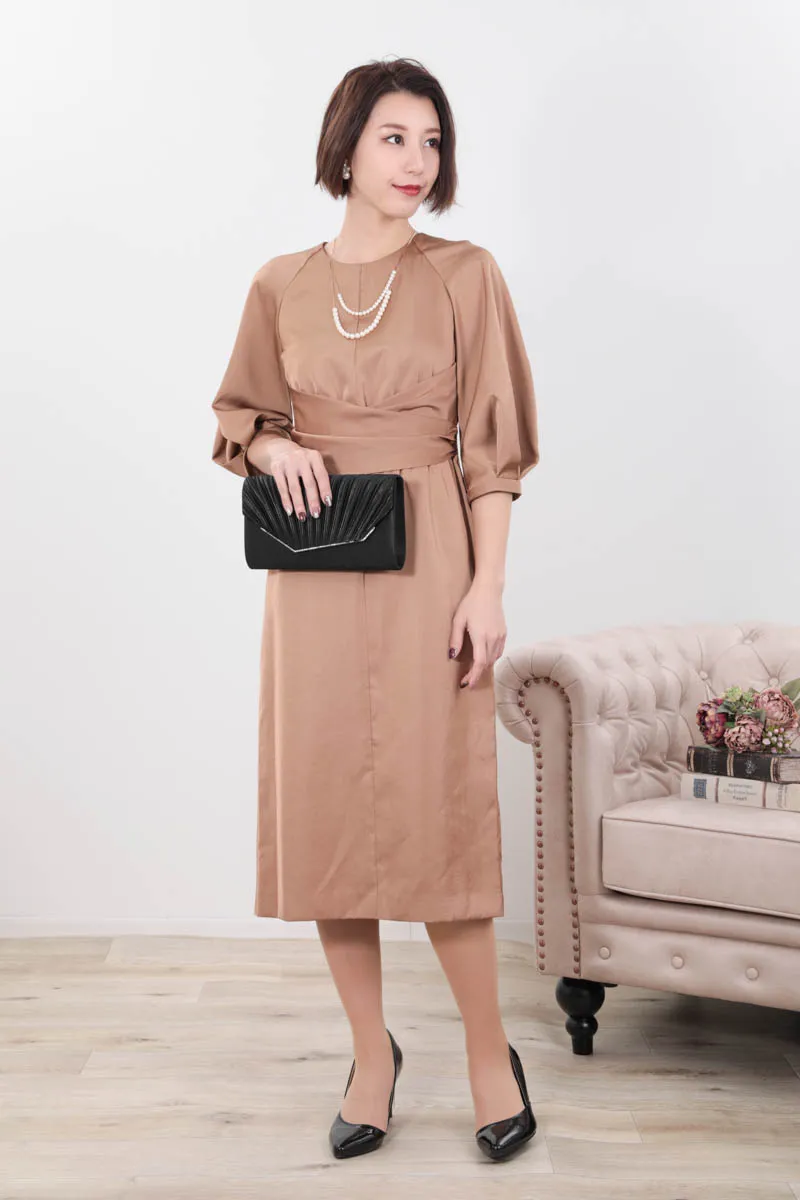 キャメルのウエストマークサテンドレス