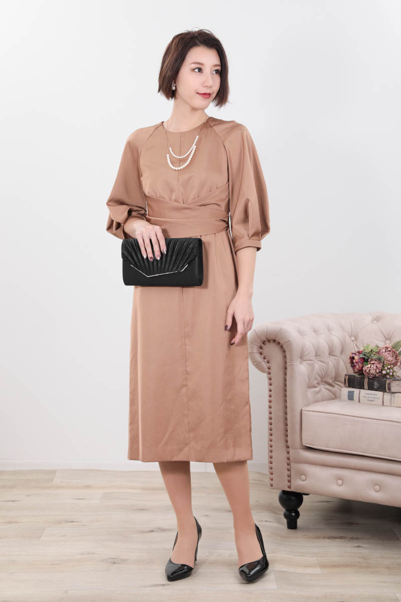 キャメルのウエストマークサテンドレス