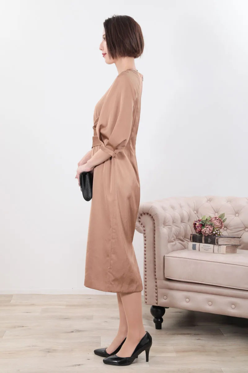 キャメルのウエストマークサテンドレス