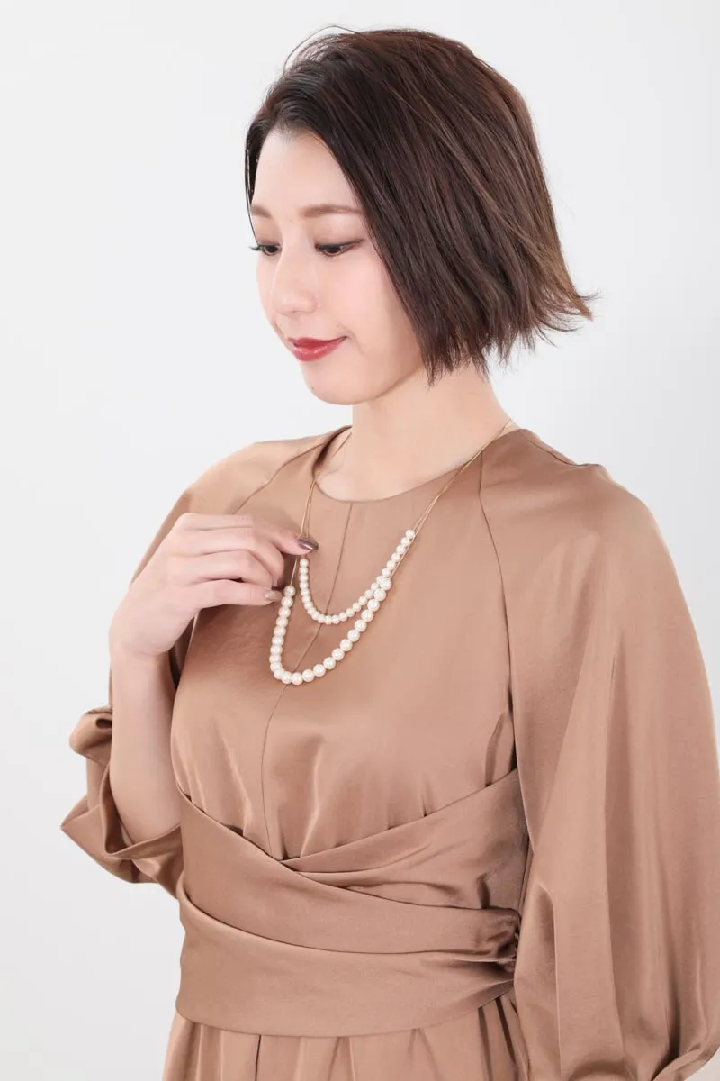キャメルのウエストマークサテンドレス