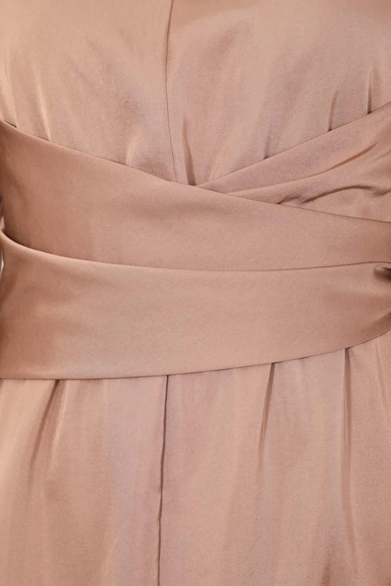 キャメルのウエストマークサテンドレス