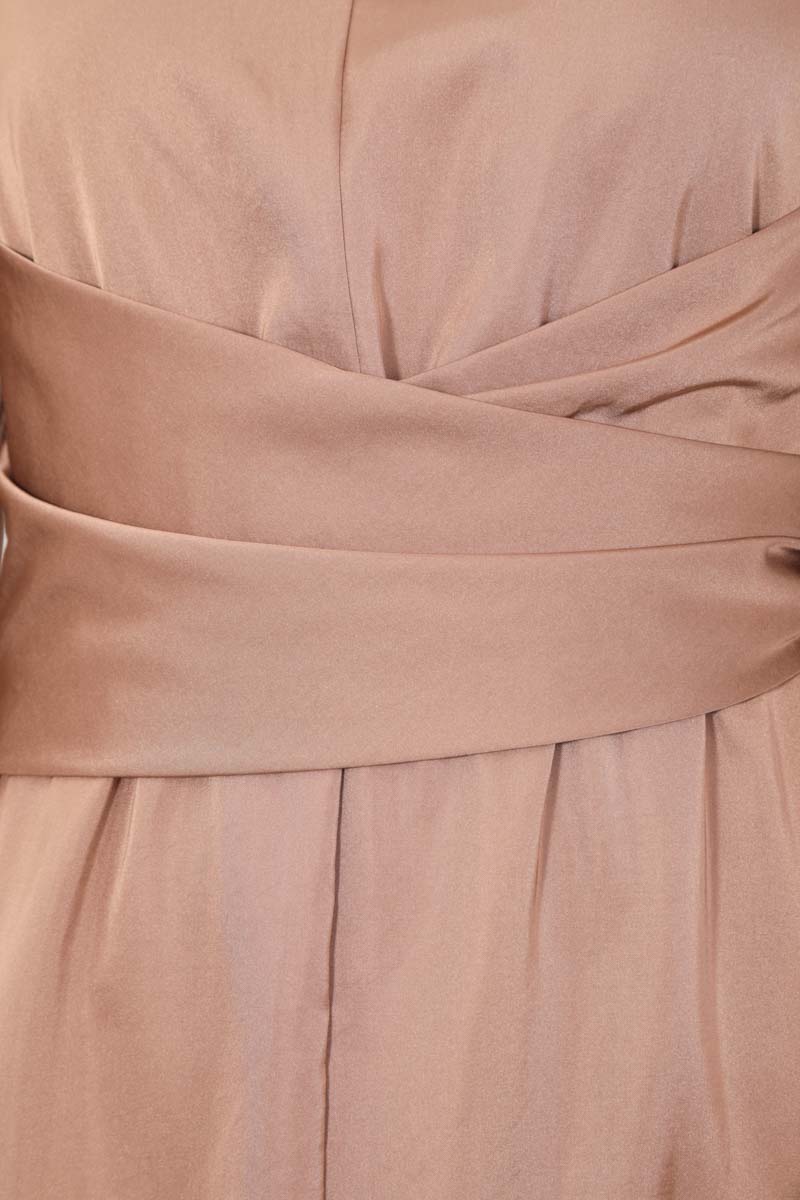 キャメルのウエストマークサテンドレス