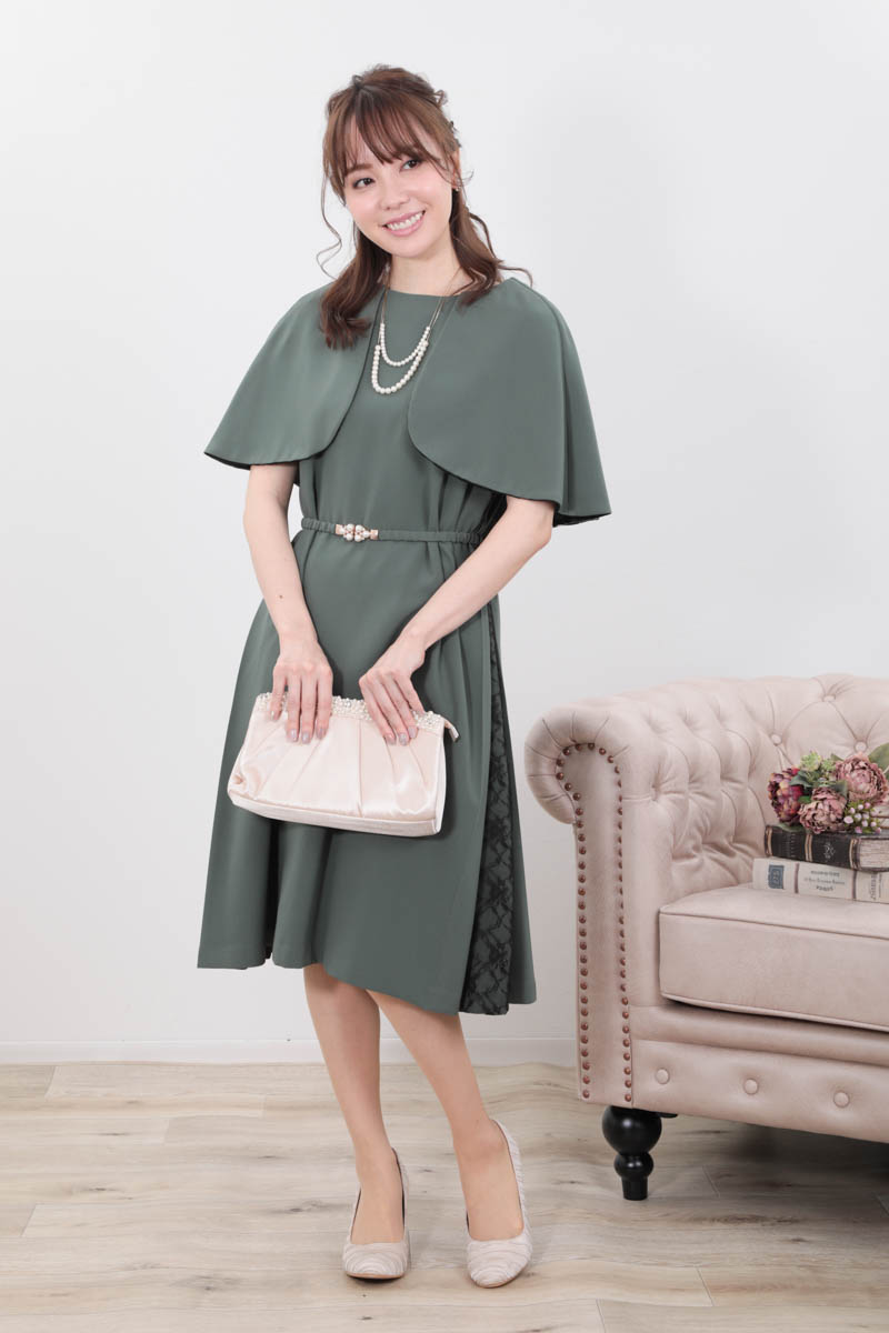 グリーンのリバーシブルケープ袖付きAラインドレス