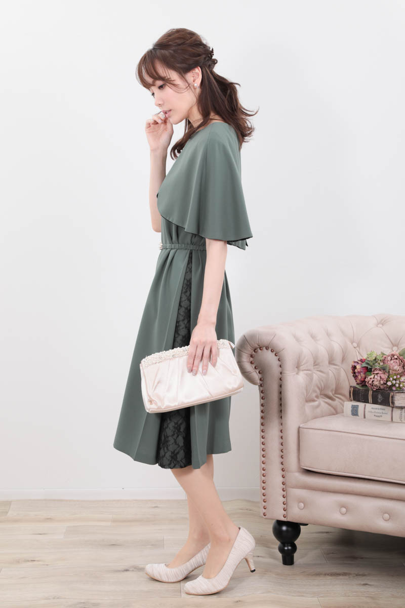 グリーンのリバーシブルケープ袖付きAラインドレス