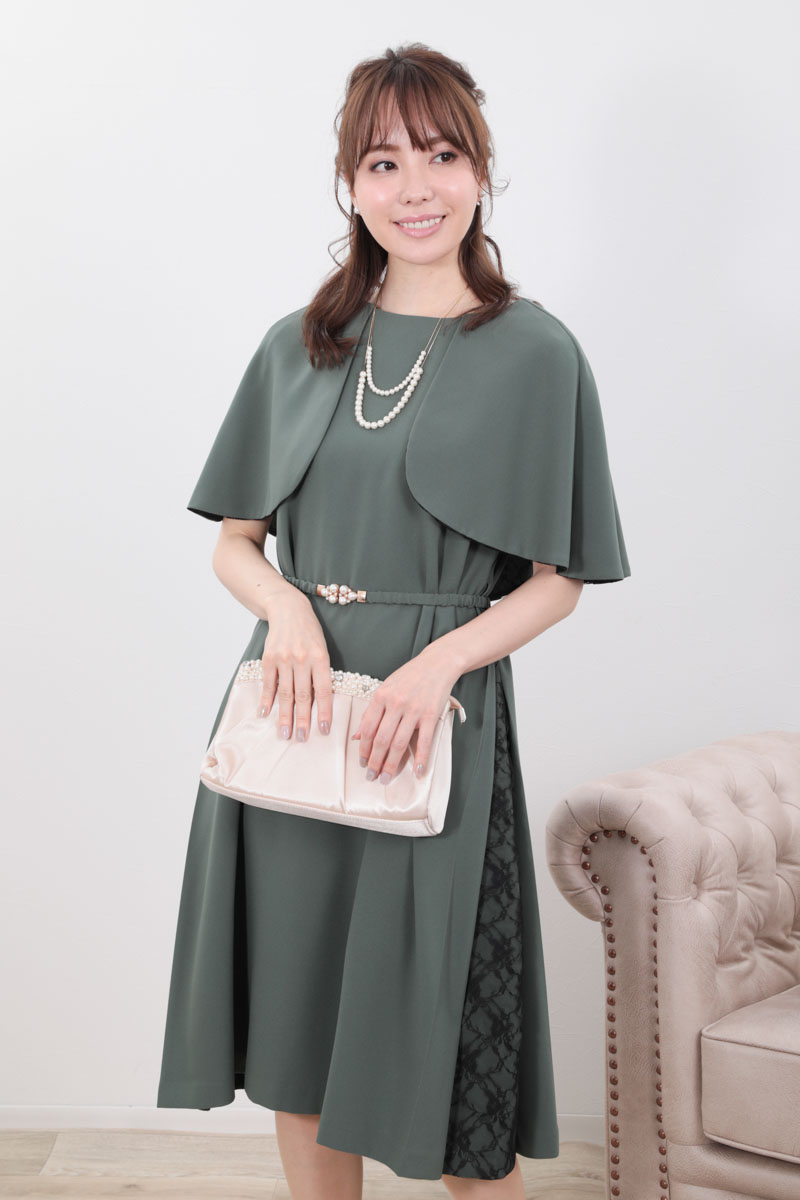 グリーンのリバーシブルケープ袖付きAラインドレス