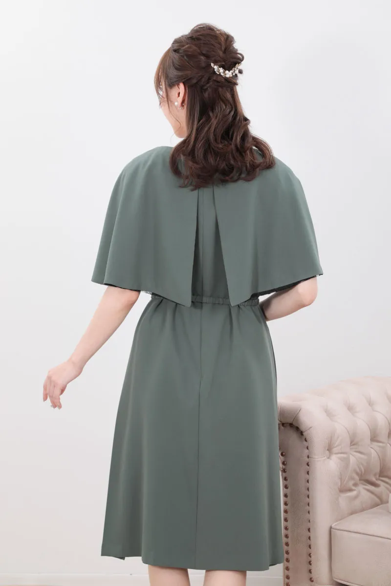 グリーンのリバーシブルケープ袖付きAラインドレス
