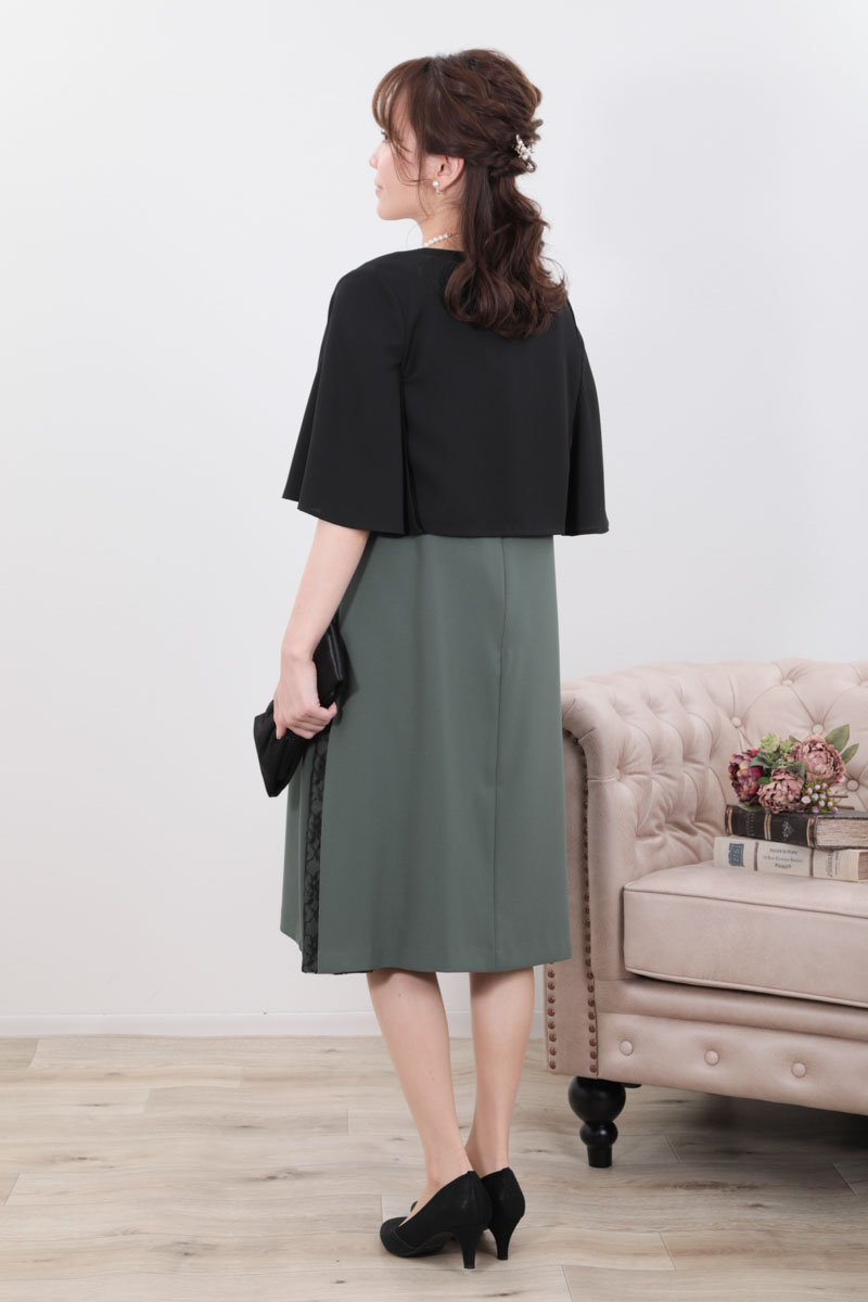 グリーンのリバーシブルケープ袖付きAラインドレス