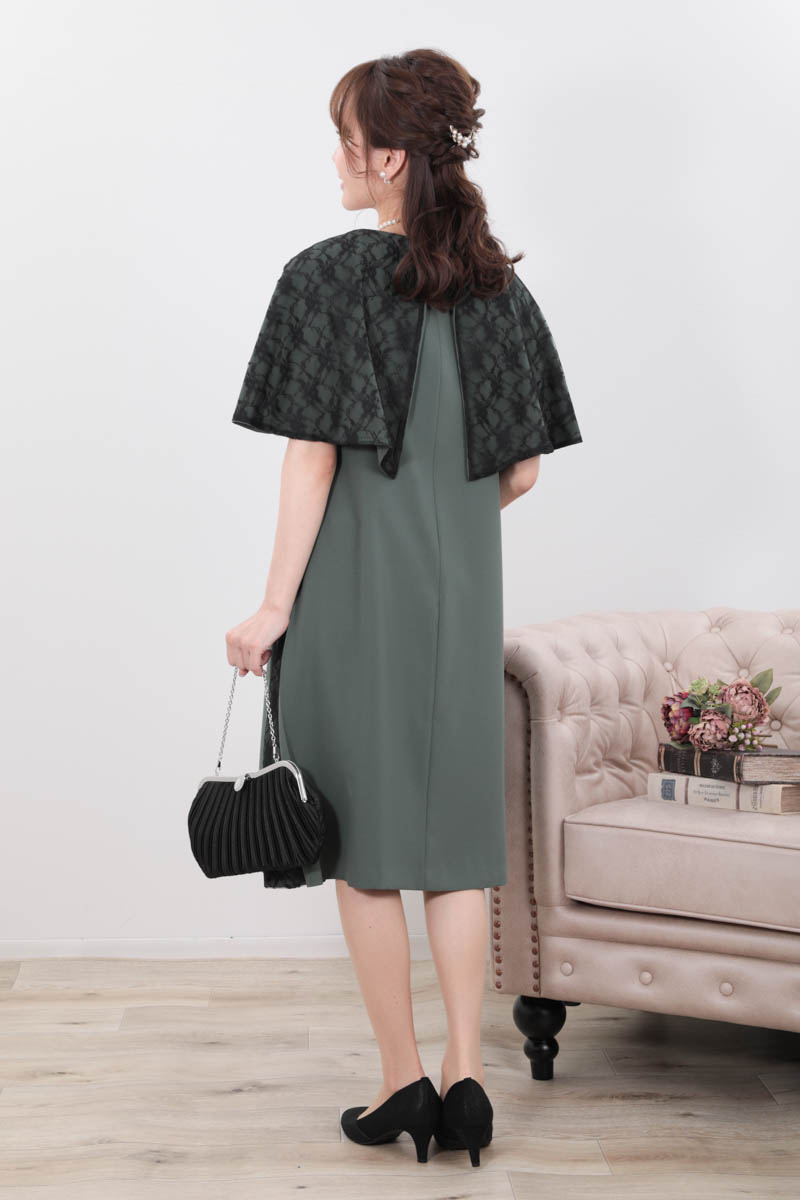 グリーンのリバーシブルケープ袖付きAラインドレス