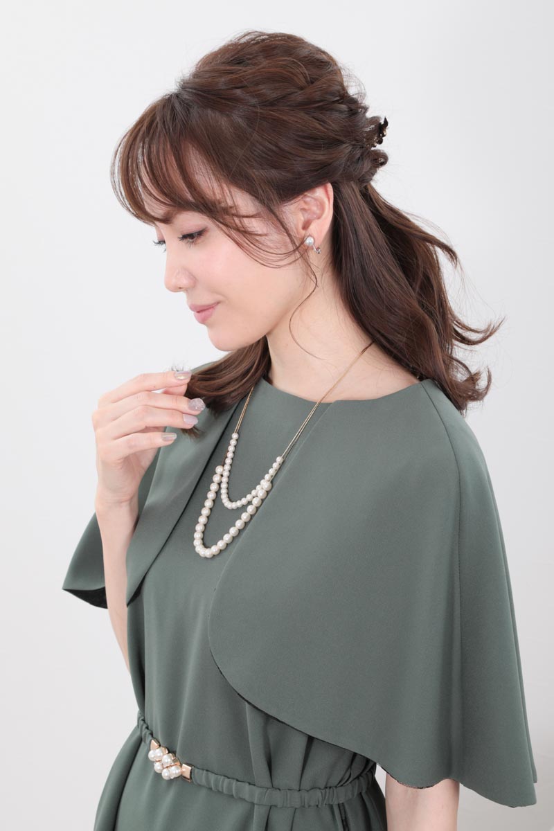 グリーンのリバーシブルケープ袖付きAラインドレス