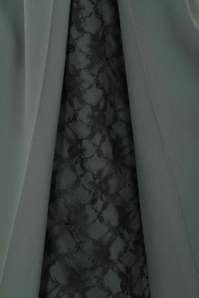 グリーンのリバーシブルケープ袖付きAラインドレス