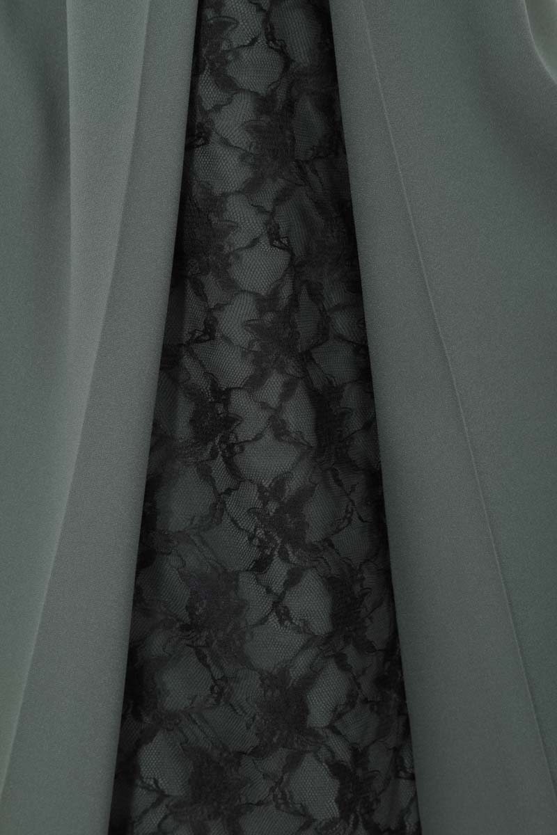 グリーンのリバーシブルケープ袖付きAラインドレス