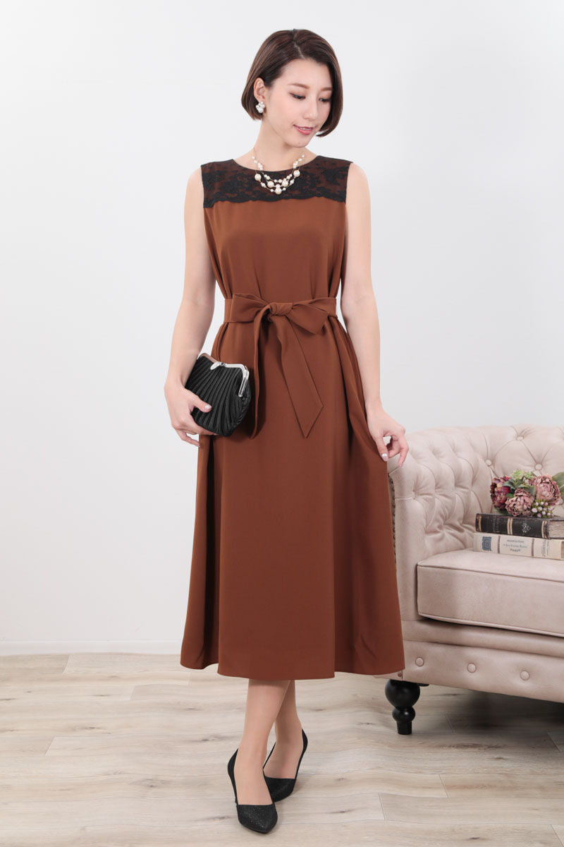 ブラウンのバックプリーツノースリーブドレス